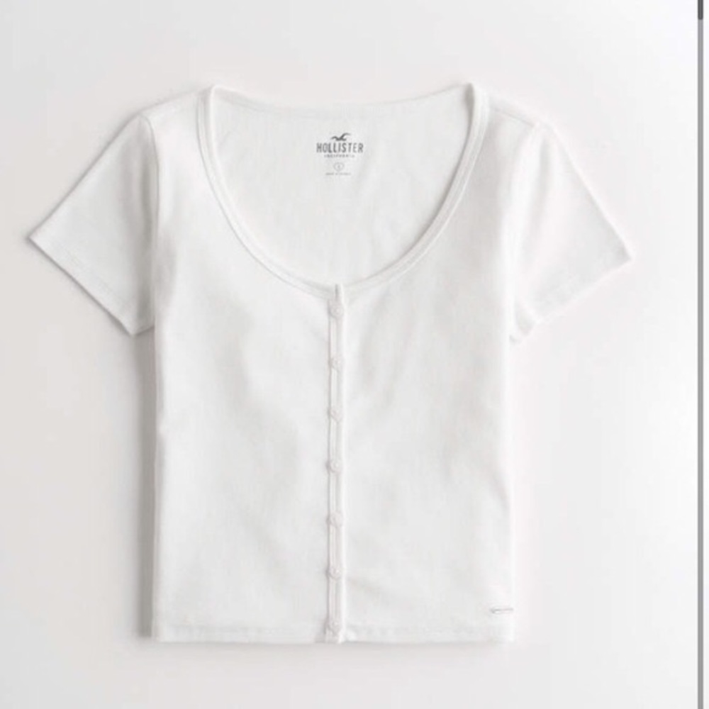 A white medium button up shirt from Hollister! great cotton material!